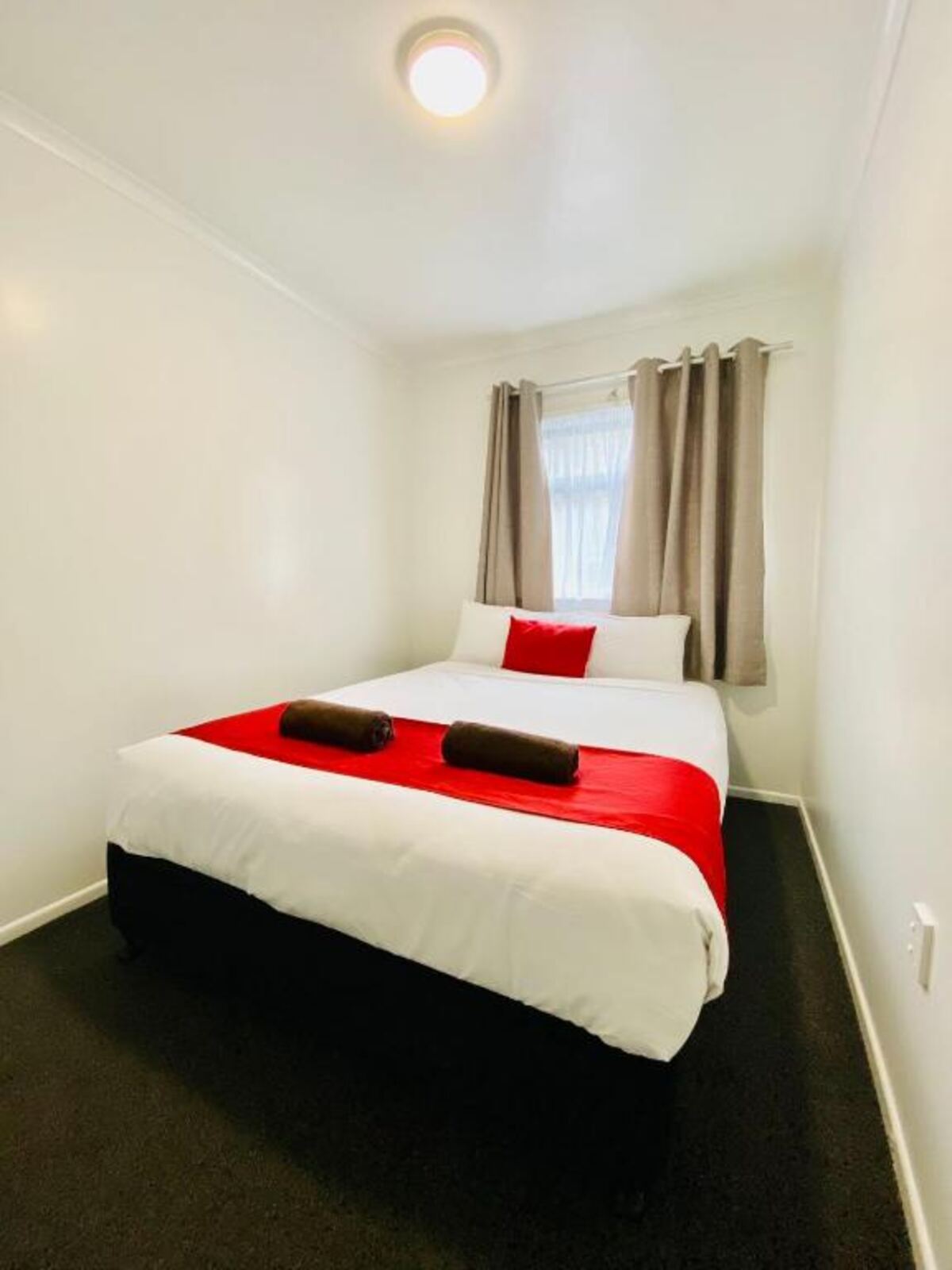 Bedroom with a double bed at Stanley Apartments, Hamilton